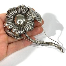 Antico spargi talco italiano in argento massiccio, forma fiore, marcato