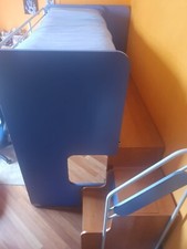 Cameretta con soppalco e scrivania in legno colore blu in buone condizioni