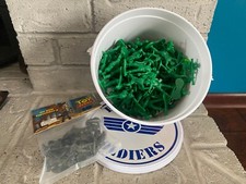 Due diversi set di soldatini