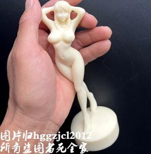 Statua ragazza nuda in piedi