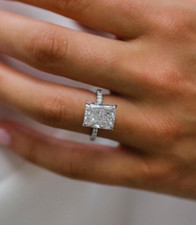 Nuovo anello di fidanzamento