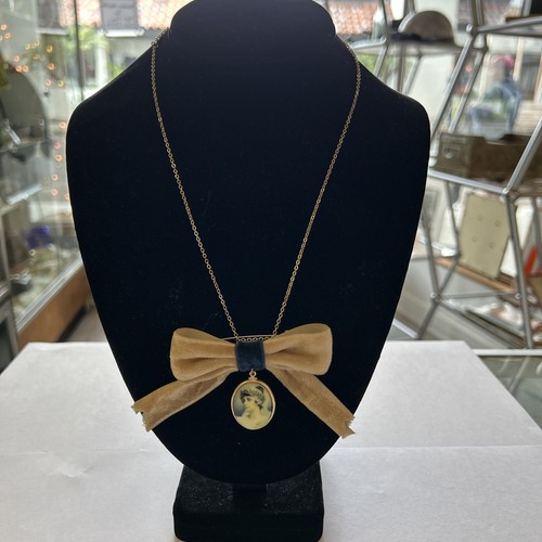 Collana con fiocco cammeo