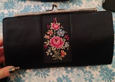Pochette in raso nera con fiori