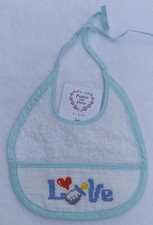 Bavaglino neonato in spugna ricamato a punto croce – scritta LOVE