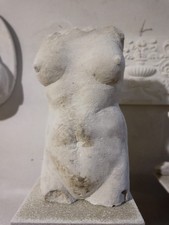 Scultura di torso di Venere in