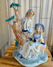 Capodimonte Vintage – Statuetta Coppia Vittoriana Vicino a Albero – Porcellana