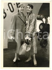 1956 LONDON Italian models Lilli CERASOLI and Luisa ARDENGHI at the airport