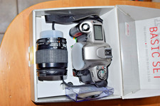 Un set completo di fotocamera Nikon F65 con obiettivo 28-80mm OTTIMO