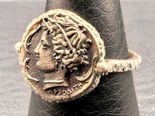 Afrodite, circondata da