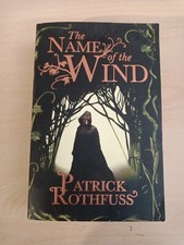 9780575081406 The Name of the Wind: The Kingkiller Chronicle: Bo...ngua inglese]