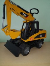 1/16th Caterpillar Wheel Excavator 2006 Plastic Bruder 02446 14'' x 17''