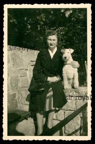 Donna con cane - , terrier