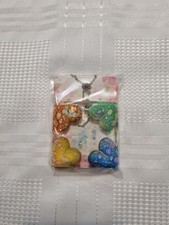 Collana in resina quadrata con quattro cuori colorati. Catenina placcata Argento