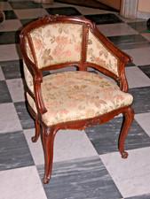 Poltroncina in legno e stoffa con imbottitura - antiquariato