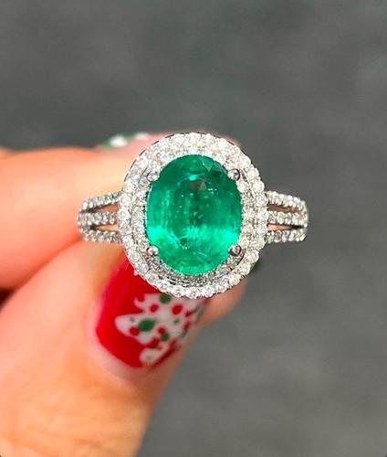 Anello ovale con smeraldo
