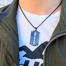 Collana con ciondolo lama