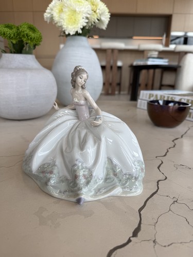 Lladro collectible woman - lladro,