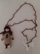 COLLANA IN LANA MARRONE FATTA UNCINETTO PERLINE BAMBOLINA PENDENTE CM. 14