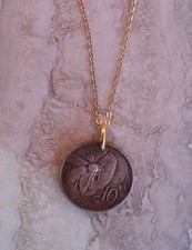 Collana ape mellifera su fiore con antica moneta in rame italiana 1919 1937 Bee