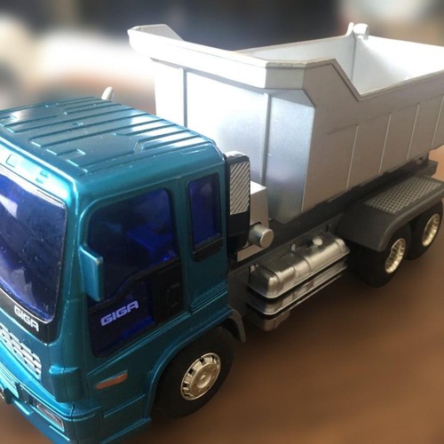 Camion con cassone ribaltabile