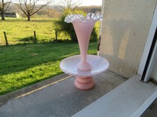 vase sur coupe en opaline rose
