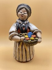 Thun Ragazza Tirolese Burgl con frutta. Altezza 22 cm.