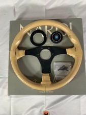 Mozzo ed emblema volante auto