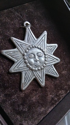 Ciondolo sole viso - e, firmato