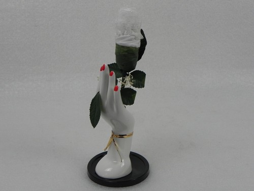 Mano porcellana con rosa - mano,
