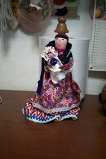 bambolina fatta a mano in pezza folkloristica h.cm 26 con bambino leggi....