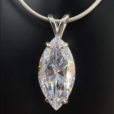 Raro ciondolo solitario