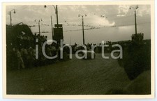 1946 VENEZIA 1° Circuito del Lido - Folla assiste al passaggio di un'auto *Foto