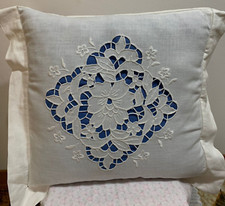 Cuscino con ricamo a intaglio tema floreale