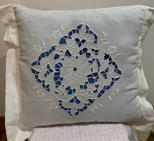 Cuscino con ricamo - , a