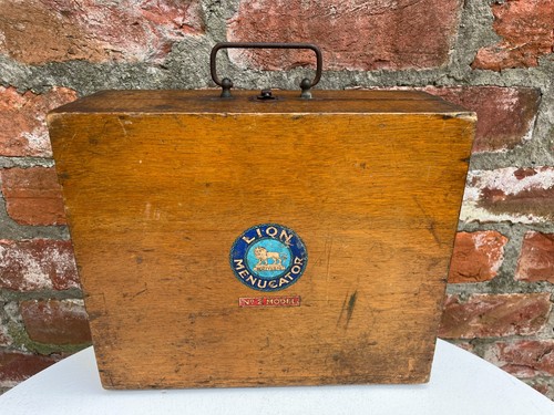 Vintage lion menucator - lion,