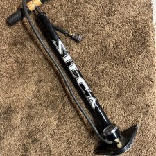 Pompa da pavimento vintage Silca Presta con entrambe le teste 