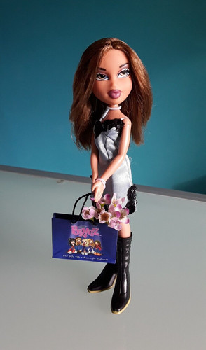 Bratz doll mga - "bratz, "yasmin"