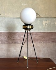 Lampada da tavolo Mid Century tripode in ottone e vetro opalino anni '50 Italia