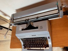 macchina da scrivere olivetti