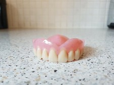 Protesi totale superiore / denti finti.