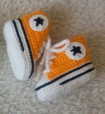 Scarpine neonato all'uncinetto stile Converse da 0 a 6 mesi