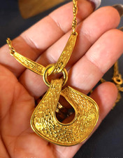 collana con ciondolo dorata