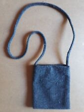 Borsa a tracolla rettangolare in lana cotta color grigio e bottone automatico 