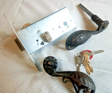 Serratura completa con maniglia in ferro, usata funzionante