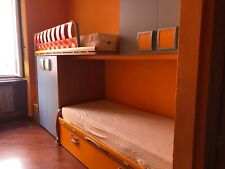 Camera per bambini completa di due letti, due armadi, scale e portaoggetti