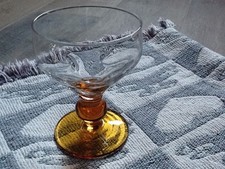 coppa in vetro soffiato con base color ambra