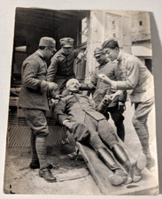 Foto militare con ferito e