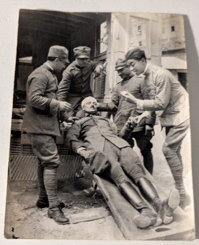 Foto militare con ferito - , e