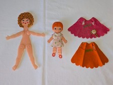 LOTTO 2 BAMBOLE PIATTE SENZA MARCHIO + 2 VESTITINI PER METTI SEBINO VINTAGE