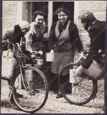 1953 UDINE lattaie in bicicletta lavoro Fotografia